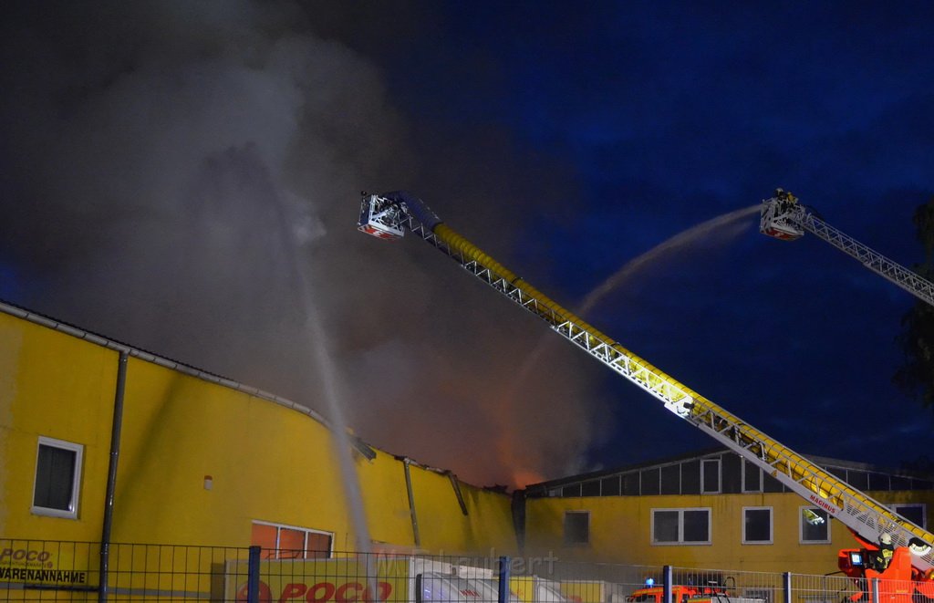 Grossfeuer Poco Lager Koeln Porz Gremberghoven Hansestr P214.JPG - Miklos Laubert